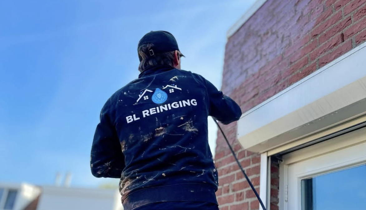 Gevelreiniger aan het werk